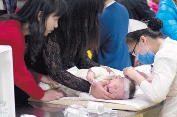A child receives treatment at Beijing Children's Hospital in December. [Photo/China Daily]