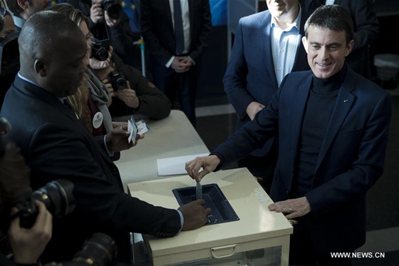 Former French prime minister Manuel Valls (1st R) casts his ballot in Paris, France, on Jan. 22, 2017. [Photo/Xinhua]