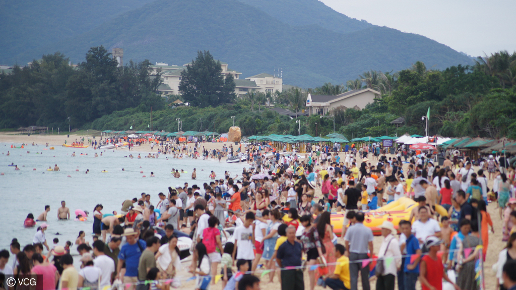  A crowded beach in Sanya [Photo/ VCG]