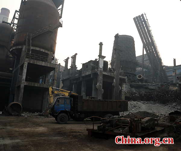 Hongrong Steel dismantled a 620 cubic meter blast furnace. [Photo by Zhang Lulu/China.org.cn] 