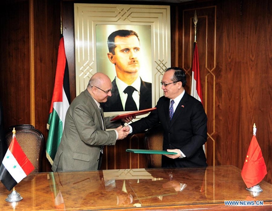 Chinese Ambassador to Syria Qi Qianjin (2nd R) and Imad Sabuni (2nd L), head of the Syrian Planning and International Cooperation Commission (ICC), sign agreements in Damascus, Syria, on Feb. 5, 2017. [Photo/Xinhua]