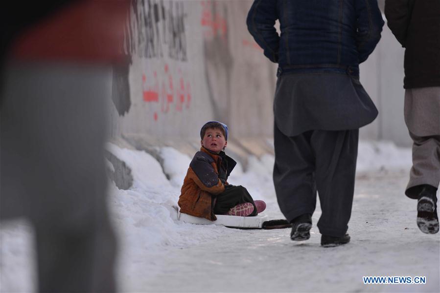 A child begs on a road in Kabul, Afghanistan, Feb. 6, 2017. At least 100 people have lost their lives and more than 50 others sustained injuries due to snowfall and freezing weather over the past few days across Afghanistan, local media reported. (Xinhua/Dai He) 