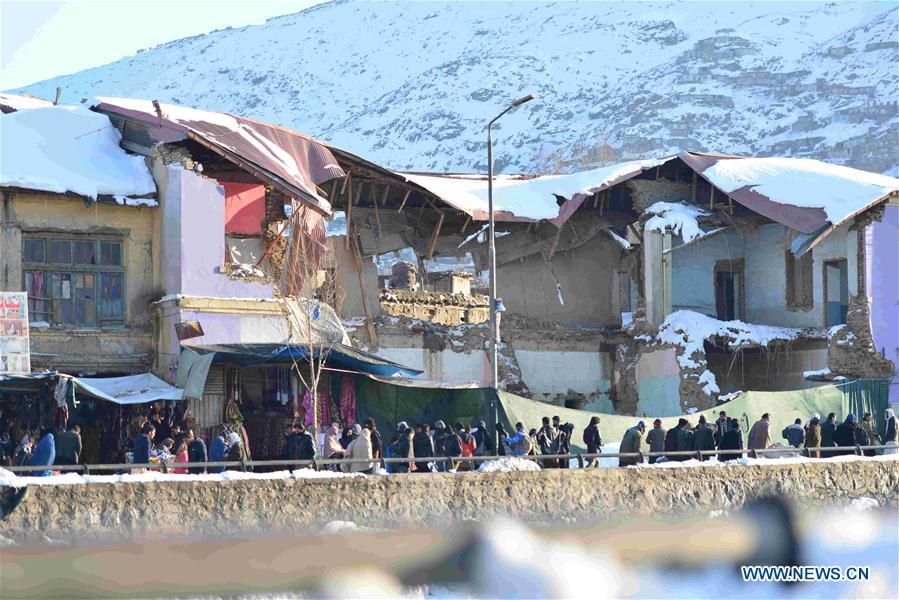 People walk on a road in Kabul, Afghanistan, Feb. 6, 2017. At least 100 people have lost their lives and more than 50 others sustained injuries due to snowfall and freezing weather over the past few days across Afghanistan, local media reported. (Xinhua/Dai He) 