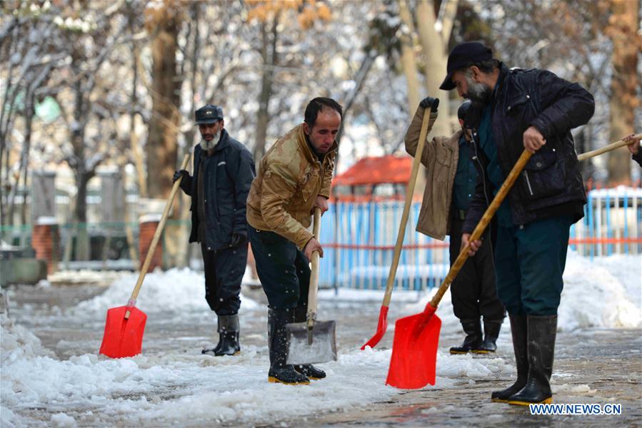 People clean a snow-covered road in Kabul, Afghanistan, Feb. 6, 2017. At least 100 people have lost their lives and more than 50 others sustained injuries due to snowfall and freezing weather over the past few days across Afghanistan, local media reported. (Xinhua/Dai He) 