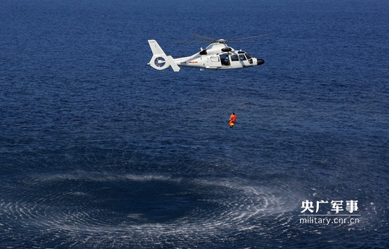 A ship-borne helicopter conducted maritime search and rescue during a multi-subject drill in the east waters of the Gulf of Aden on Jan. 17, 2017. [Photo/Military.cnr.cn]