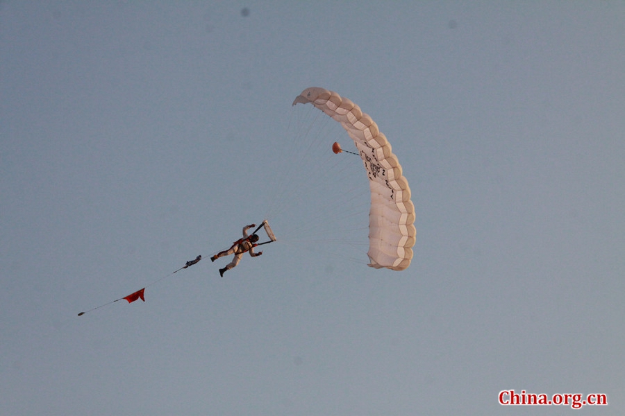 Pakistan’s Special Service Group Navy (SSG[N]) demonstrated techniques of HAHO (high altitude and high opening) parachuting in Karachi, Pakistan, on Feb. 11, 2017, second day of the ongoing multinational Exercise AMAN-17. Together with other 36 countries, China joined the five-day exercise with its 24th escort naval taskforce. [Photo by Guo Xiaohong/China.org.cn]