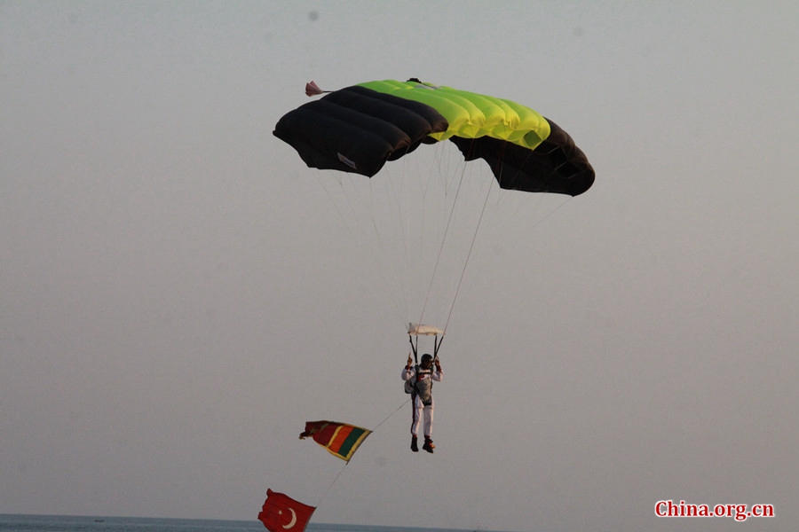 Pakistan’s Special Service Group Navy (SSG[N]) demonstrated techniques of HAHO (high altitude and high opening) parachuting in Karachi, Pakistan, on Feb. 11, 2017, second day of the ongoing multinational Exercise AMAN-17. Together with other 36 countries, China joined the five-day exercise with its 24th escort naval taskforce. [Photo by Guo Xiaohong/China.org.cn]