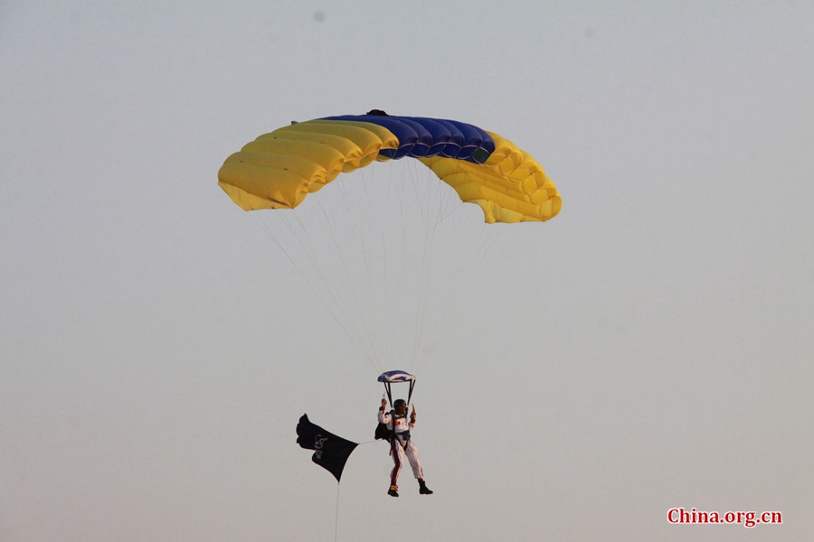 Pakistan's Special Service Group Navy (SSG[N]) demonstrated techniques of HAHO (high altitude and high opening) parachuting in Karachi, Pakistan, on Feb. 11, 2017, second day of the ongoing multinational Exercise AMAN-17. Together with other 36 countries, China joined the five-day exercise with its 24th escort naval taskforce. [Photo by Guo Xiaohong/China.org.cn]