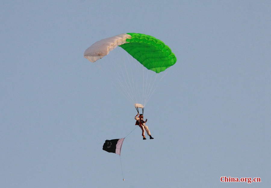 Pakistan’s Special Service Group Navy (SSG[N]) demonstrated techniques of HAHO (high altitude and high opening) parachuting in Karachi, Pakistan, on Feb. 11, 2017, second day of the ongoing multinational Exercise AMAN-17. Together with other 36 countries, China joined the five-day exercise with its 24th escort naval taskforce. [Photo by Guo Xiaohong/China.org.cn]