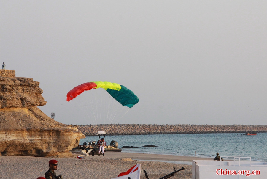 Pakistan’s Special Service Group Navy (SSG[N]) demonstrated techniques of HAHO (high altitude and high opening) parachuting in Karachi, Pakistan, on Feb. 11, 2017, second day of the ongoing multinational Exercise AMAN-17. Together with other 36 countries, China joined the five-day exercise with its 24th escort naval taskforce. [Photo by Guo Xiaohong/China.org.cn]
