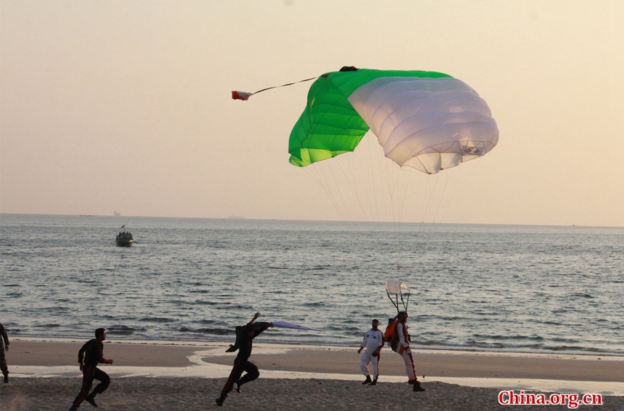 Pakistan’s Special Service Group Navy (SSG[N]) demonstrated techniques of HAHO (high altitude and high opening) parachuting in Karachi, Pakistan, on Feb. 11, 2017, second day of the ongoing multinational Exercise AMAN-17. Together with other 36 countries, China joined the five-day exercise with its 24th escort naval taskforce. [Photo by Guo Xiaohong/China.org.cn]