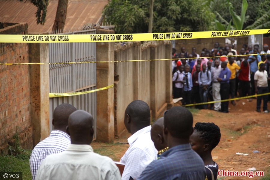 Residents of the neighborhood gather at the crime scene to watch the police investigation. [Photo/China.org.cn]