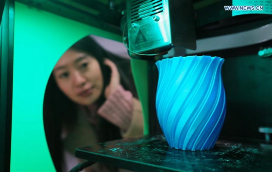 A 3D printing machine prints a vase at the 3D Printing Demonstration Base in Dalian, northeast China's Liaoning Province, Dec. 30, 2015. [Photo/Xinhua]