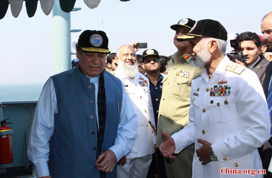 Pakistan PM Nawaz Sharif (L) meets with Pakistani Chief of the Naval Staff Admiral Muhammad Zakaullah at PN ship NASR on the concluding day of Exercise AMAN-17 on Feb. 14, 2017. [Photo by Guo Xiaohong/China.org.cn]