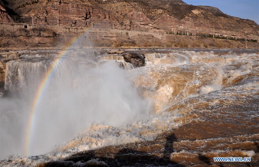 Photo taken on Feb. 17, 2017 shows the Hukou Waterfall on the Yellow River in Jixian County, north China&apos;s Shanxi province. As temperature rises and ice on the Yellow River melts, water at Hukou Waterfall surges, which attracted lots of tourists. (Xinhua/Lyu Guiming) 