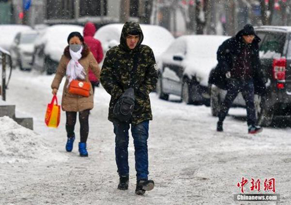 Snow covers Urumqi, Xinjiang Uygur Autonomous Region, on Feb. 6, 2017. [Photo/Xinhua] 