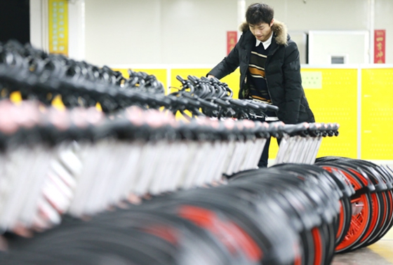 A worker at a Mobike factory in Hengyang, Hunan province. [Photo/China Daily]