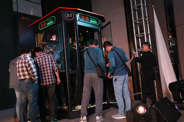 Guests flock to the first M-bar 2.0 after a news conference in Guangzhou. [Photo / Ahead Technology]