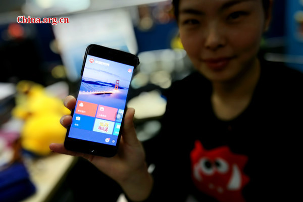 An office clerk displays the Meitu software installed on her smartphone on Feb. 28, 2017. [Photo by Chen Boyuan / China.org.cn]