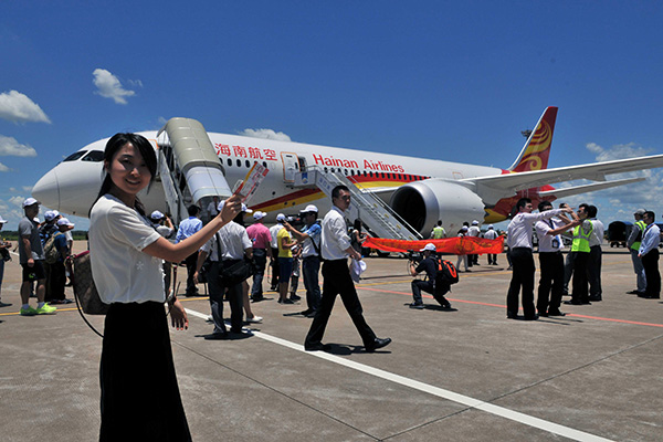 A passenger prepares to board a flight of Hainan Airlines in Haikou, Hainan province. [Photo / Xinhua]