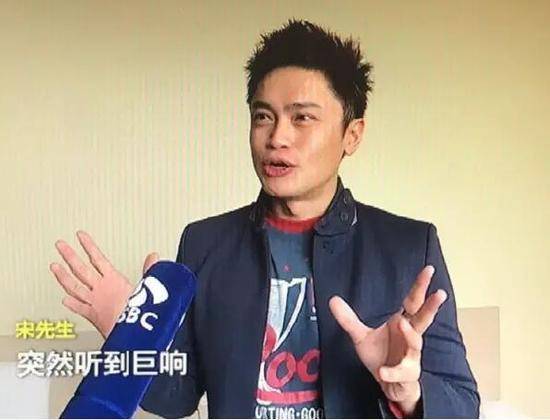 Mr. Song explains the 'self-ignition' of his smartphone to reporters. [Photo/Yangtse.com]
