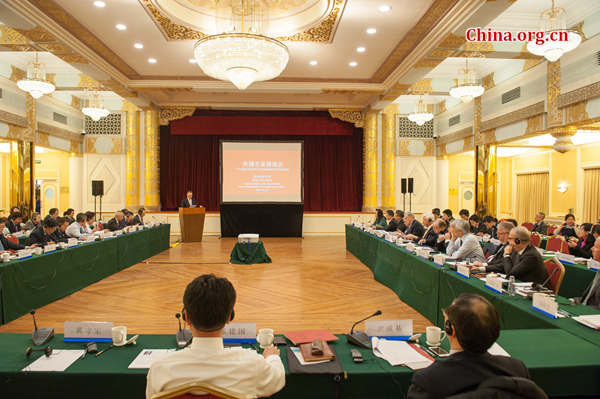 State Council Research Office and the State Administration of Foreign Experts Affaris hold a special symposium on Jan. 12, 2017 to seek opinions from international experts on the drafting of this year&apos;s Government Work Report. [Photo by Chen Boyuan / China.org.cn]