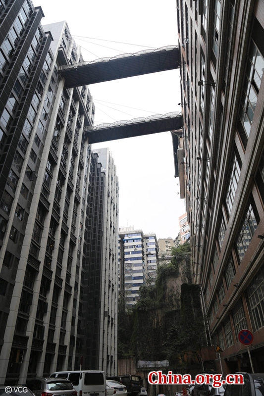 Two footbridges, each being 23 meters long and four meters wide, are in parallel connecting two high buildings in downtown Chongqing. The photo was taken on March 16, 2017. [Photo/China.org.cn]