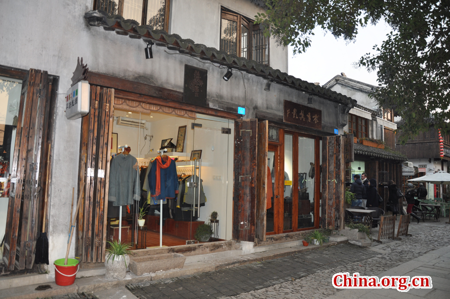 Located in downtown Suzhou, Jiangsu Province, Pingjiang Street is a historical road along the river, where the city's history and unique feature have been well-preserved. 