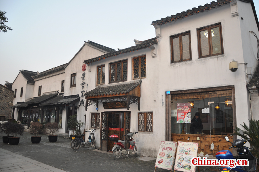 Located in downtown Suzhou, Jiangsu Province, Pingjiang Street is a historical road along the river, where the city's history and unique feature have been well-preserved. 