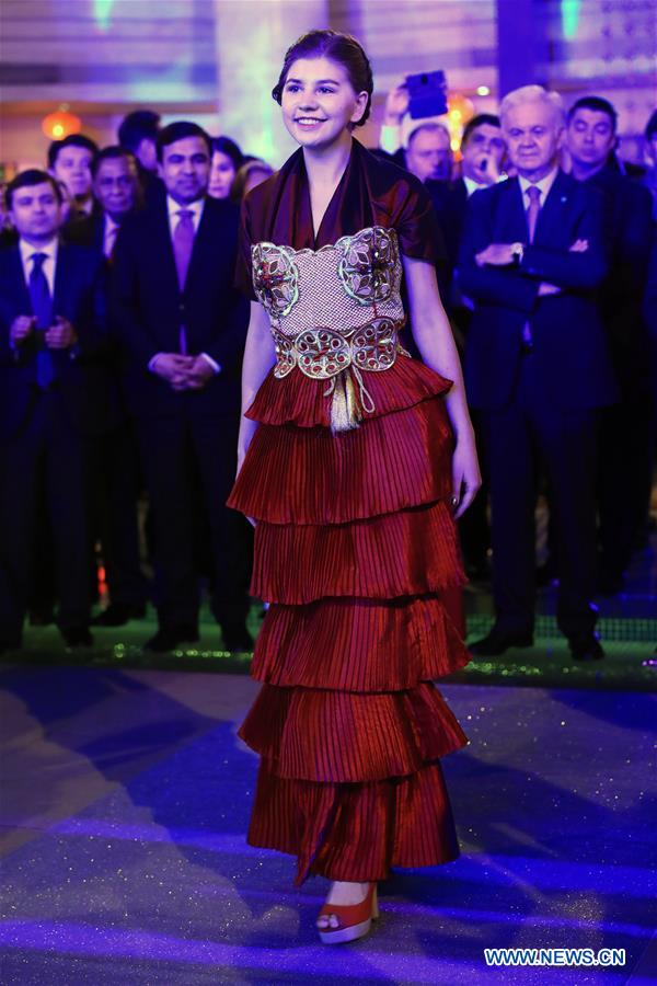 Silk road int'l fashion show held in Beijing