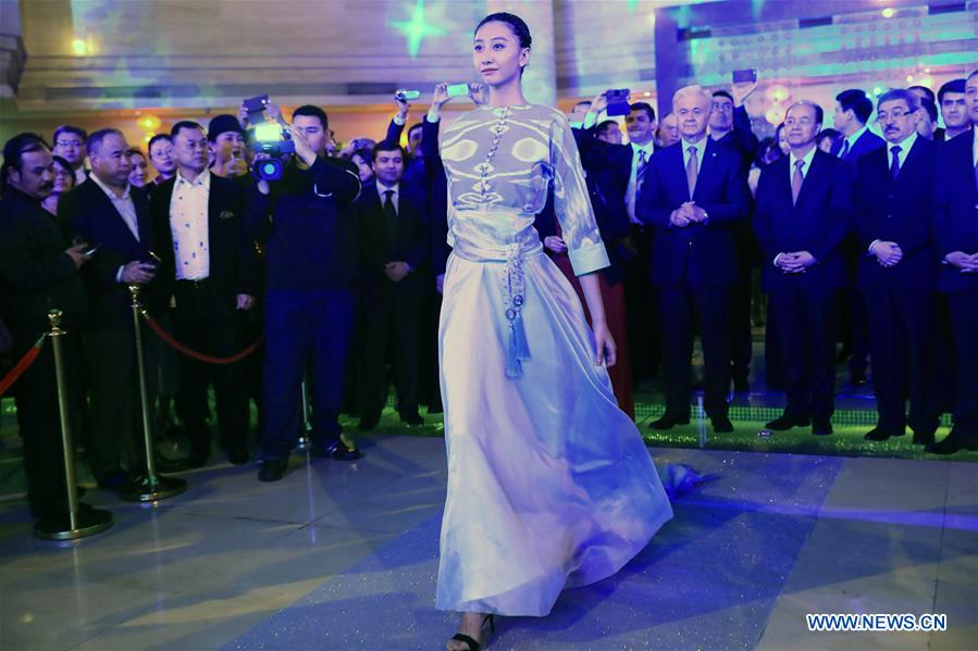 Silk road int'l fashion show held in Beijing