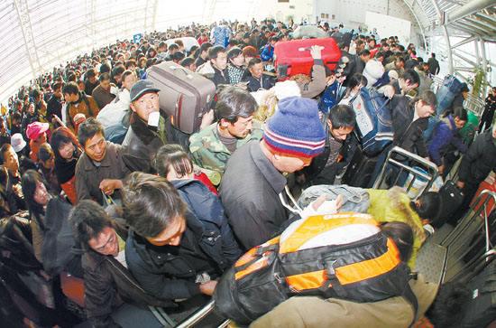 Migrant workers checked in at a railway station. [File photo/www.hsw.cn] 