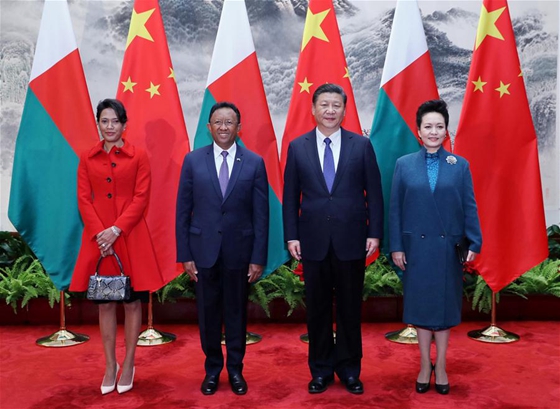 Chinese President Xi Jinping (2nd R) and his wife Peng Liyuan (1st R) pose for a photo with Hery Rajaonarimampianina (2nd L), president of Madagascar, and his wife in Beijing, capital of China, March 27, 2017. [Photo/Xinhua]