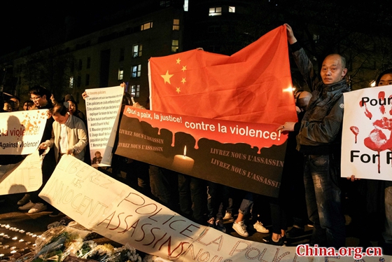 A man holds a Chinese flag during a protest in front of the police headquarters in the 19th arrondissement of Paris on March 28, 2017, following the death of a Chinese national during a police intervention on March 26. [Photo/VCG]