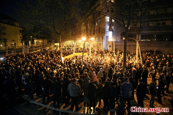 People gather during a protest in front of the police headquarters in the 19th arrondissement of Paris on March 28, 2017, following the death of a Chinese national during a police intervention on March 26. [Photo/VCG]