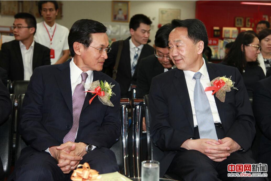 Jiang Jianguo talks with former Thai Prime Minister Chaturon Chaisang.