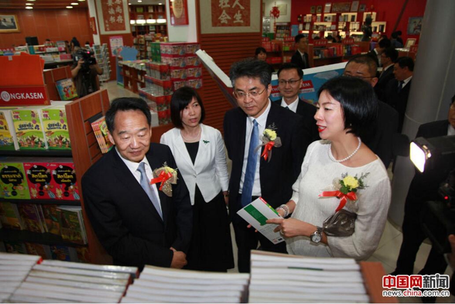 Jiang Jianguo and Zhang Fuhai visit a bookstore of Bangkok Nan Mei Co., Ltd. accompanied by Chen Meiqi. 