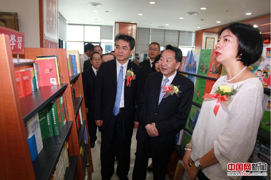 Jiang Jianguo and Zhang Fuhai visit a bookstore of Bangkok Nan Mei Co., Ltd. accompanied by Chen Meiqi.