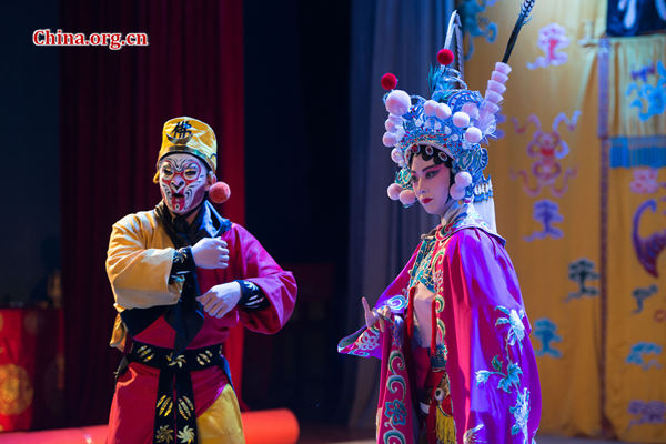 Artists perform 'Borrowing a Fan,' a classic Peking Opera program, for international expats living in Beijing at the Fenglei Peking Opera House on April 8, 2017. [Photo by Chen Boyuan / China.org.cn]