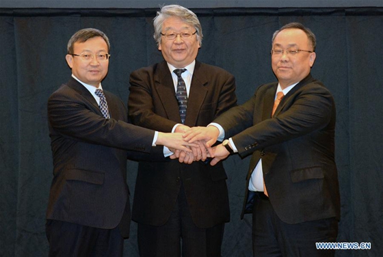 Wang Shouwen (L), Chinese vice minister of commerce, Keiichi Katakami (C), Japan's deputy minister for foreign affairs, Lee Sang-jin, assistant minister of Republic of Korea Ministry of Trade, shake hands during the 12th round of talks on a trilateral free trade agreement in Tokyo, Japan, April 13, 2017. [Photo/Xinhua] 