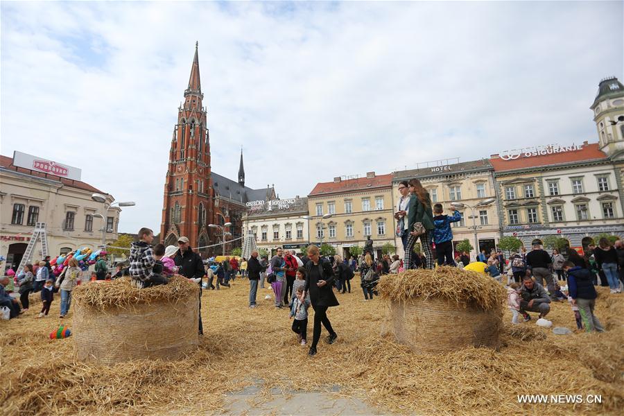 CROATIA-OSIJEK-LARGE EASTER NEST