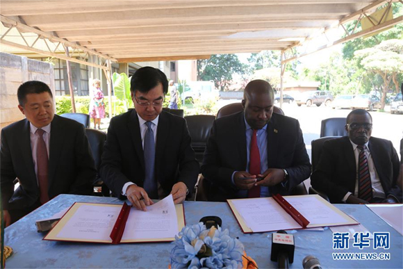 The Chinese Embassy in Zimbabwe on April 20, 2017 handed over 60,000 U.S. dollars worth of basic food to assist hundreds of local families affected by floods that hit the southern parts of the country in February. In the picture, Chinese Ambassador to Zimbabwe Huang Ping (second from left) speaks at the handover ceremony. [Photo by Zhang Yuliang/Xinhua] 