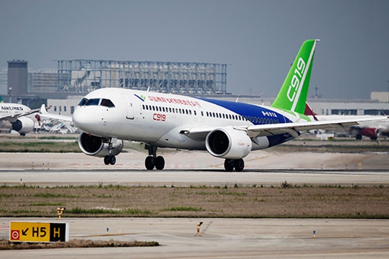 The C919, China's first domestically produced passenger jet, undergoes its fourth high-speed taxiing test in Shanghai on Sunday. [Photo/China Daily]