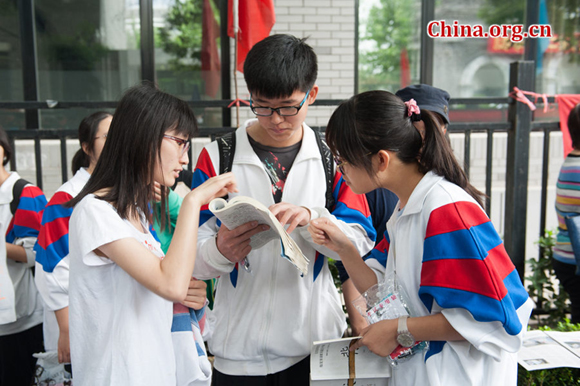 High school students review their subjects before entering the national college entrance examination at Beijing No. 2 Middle School on the morning of June 7, 2016. [File photo by Chen Boyuan / China.org.cn]