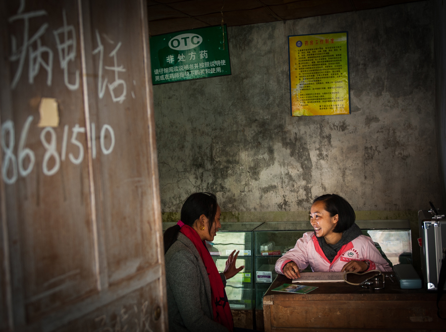 Ma Li (R) does prenatal examination for a Tibetan woman Wu Sanmi at the village clinic. [Photo by Pan Songgang/China.org.cn] 