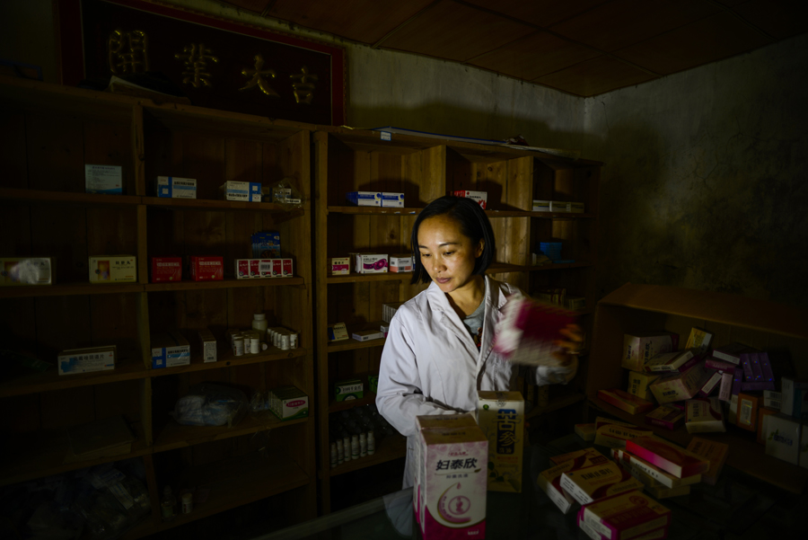 Doctor Ma Li works in her clinic in Luoju Village, Mianning County, Liangshan Yi Autonomous Prefecture in Sichuan Province. [Photo by Pan Songgang/China.org.cn] 