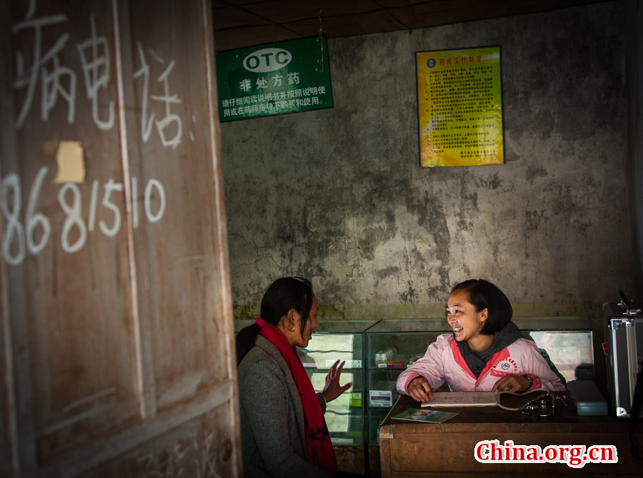 Ma Li (R) does prenatal examination for a Tibetan woman Wu Sanmi at the village clinic. [Photo by Pan Songgang/China.org.cn] 