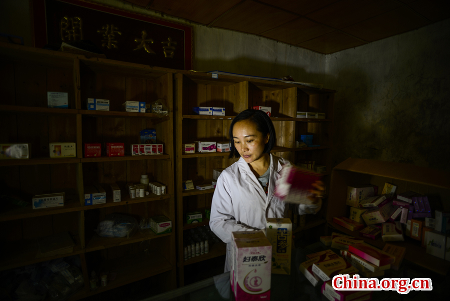 Doctor Ma Li works in her clinic in Luoju Village, Mianning County, Liangshan Yi Autonomous Prefecture in Sichuan Province. [Photo by Pan Songgang/China.org.cn] 
