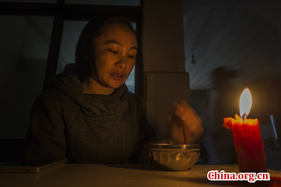 Doctor Ma Li suffers from muscle strain due to overwork. She takes decoction of traditional Chinese medicine to heal her body every day. [Photo by Pan Songgang/China.org.cn] 