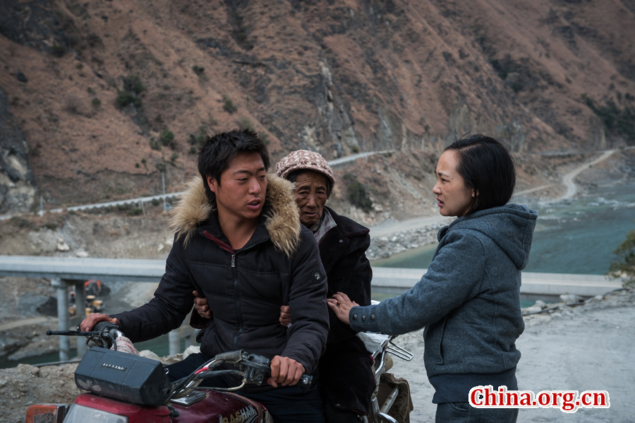 Doctor Ma Li happens to meet two villagers on the way. She talks with them and asks about the patient's health situation. [Photo by Pan Songgang/China.org.cn] 